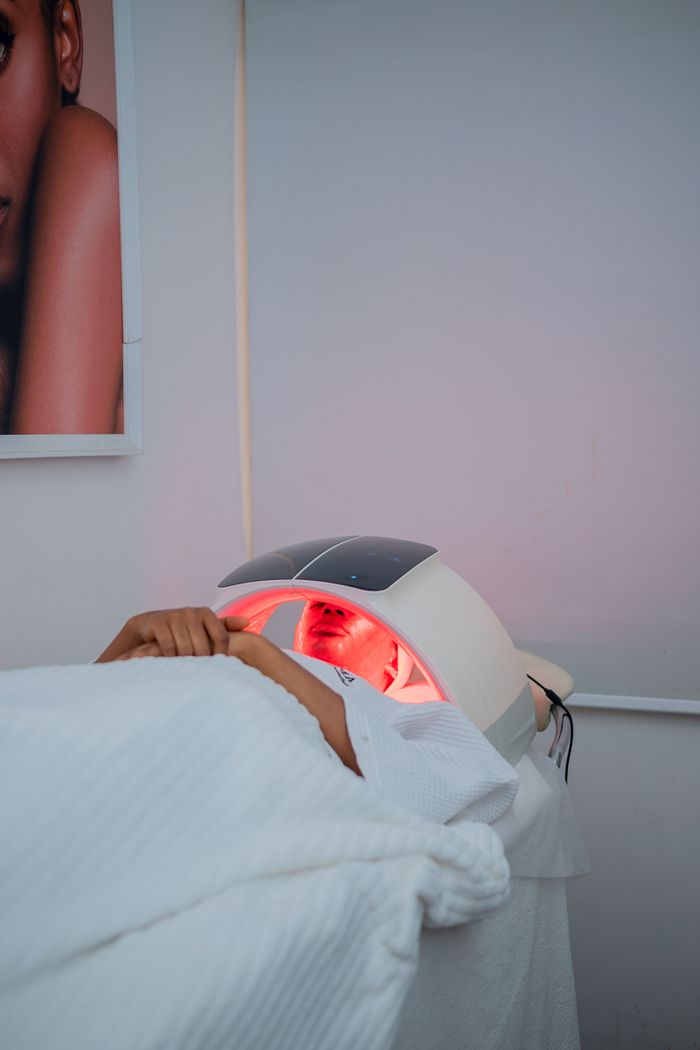 services-01 A relaxing LED light therapy treatment at a modern spa in Abuja, Nigeria.